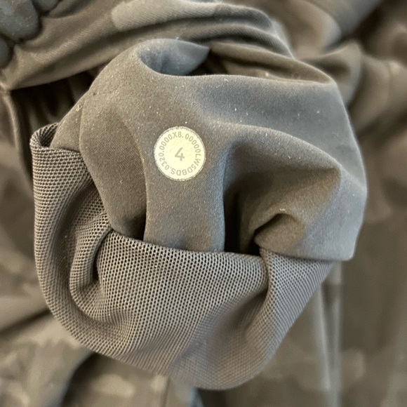 Black and gray camo stretch high-rise 7/8 Lululemon pants size 4 - Picture 8 of 10